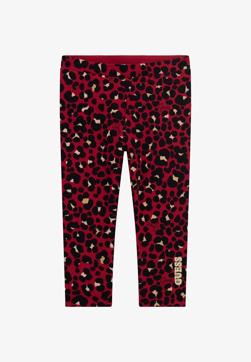Leggings rossi con un design a stampa leopardata nera e oro. Logo "Guess" stampato in bianco sulla parte inferiore della gamba destra. Materiale liscio e elasticizzato.