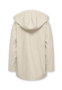Μπεζ αδιάβροχο μπουφάν με κουκούλα, με απλό σχέδιο, μακριά μανίκια και ίσια γραμμή στο τελείωμα. Ομαλή υφή, χωρίς εμφανείς λεπτομέρειες από μέταλλο.