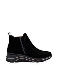 Bottine noire en daim avec fermeture éclair sur le côté, bout arrondi et semelle sportive avec une fine rayure beige et un cramponnage texturé.