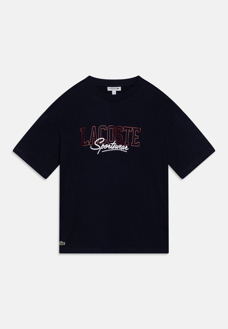 Marineblaues T-Shirt mit kurzen Ärmeln, bedruckt mit dem Text "LACOSTE Sportwear" über der Brust und einem kleinen grünen Krokodil-Logo nahe dem unteren Saum.