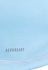 Lichtblauw sportshirt met een textuur in honingraatpatroon. Voorzien van "AEROREADY" branding in het grijs aan de onderkant. Zachte stofafwerking.