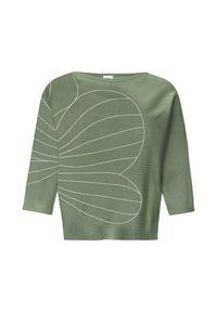 Zielony sweter dzianinowy o luźnym kroju, z rękawami do trzech czwartych, i dużym białym wzorem liścia z przodu. Powierzchnia tkaniny ma fakturowane wykończenie.