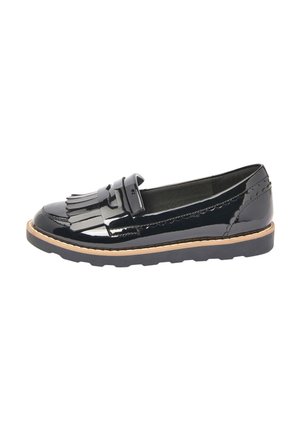 Mocassino in pelle verniciata nera con frange decorative, soletta imbottita, dettagli cuciti e suola in gomma. Design con punta piatta leggermente arrotondata.