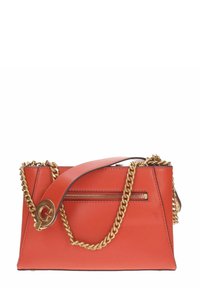 Borsa a mano in pelle arancione con forma triangolare, tracolla a catena dorata, tasca zip frontale e dettaglio del logo sulla tracolla. Texture liscia.