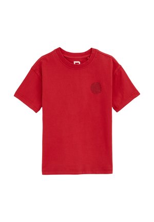 T-shirt en coton rouge avec des manches courtes, col rond et un petit logo circulaire noir sur la poitrine. Texture lisse et coupe standard.
