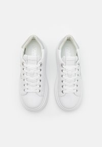 Sneakers bianchi con tomaia in pelle liscia, punta rotonda e suola piatta. Presenta sei occhielli argentati con lacci bianchi e linguetta con marchio.