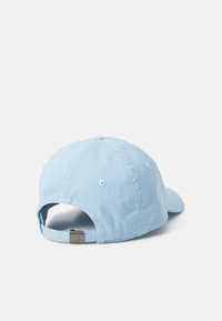 Casquette de baseball bleu clair avec une visière incurvée, en coton. Elle possède une sangle réglable et un accent en métal à l'arrière.