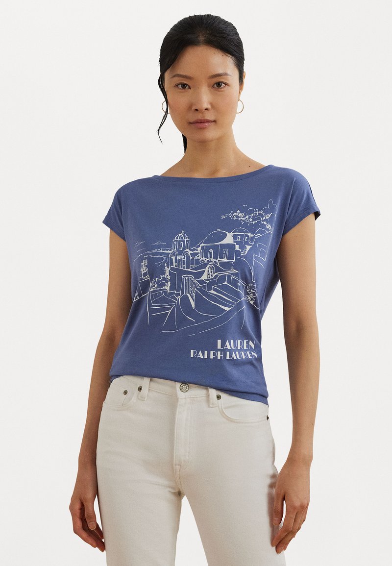 T-shirt de algodão azul com um desenho a linha branco de uma cena costeira e o texto "LAUREN RALPH LAUREN," com mangas curtas e um corte descontraído.