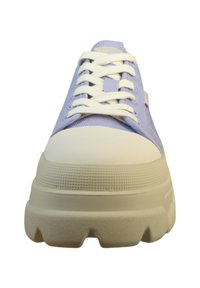 Világoslila sneaker texturált szövet felsőrésszel, fehér gumitalppal és tömzsi talppal, amely mély barázdákkal rendelkezik. Lapos fehér cipőfűzők és minimális díszítések.