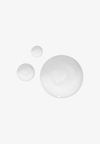 Trois gouttes de soins de la peau blanches et brillantes de tailles variées sur un fond uni, avec une forme lisse et arrondie et une surface légèrement réfléchissante.