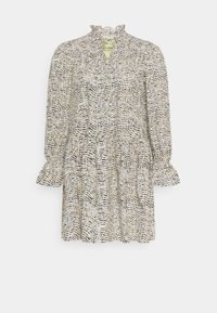 Mönstrad klänning med hög volangkrage, långa ärmar och utsvängda manschetter. Tillverkad av lätt tyg i krämfärgad med marinblå och gula accenter.