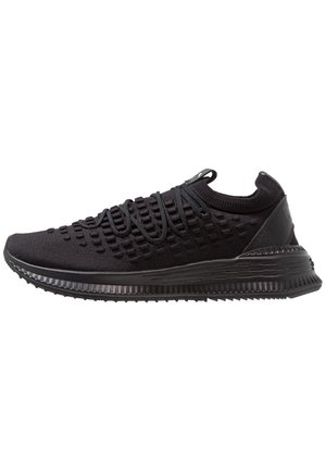 Czarny lekki dzianinowy sneaker z teksturowaną cholewką, elastycznymi sznurowadłami, amortyzowaną podeszwą i pętelką z tyłu oraz na języku.