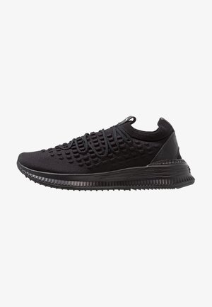 Czarny lekki dzianinowy sneaker z teksturowaną cholewką, elastycznymi sznurowadłami, amortyzowaną podeszwą i pętelką z tyłu oraz na języku.