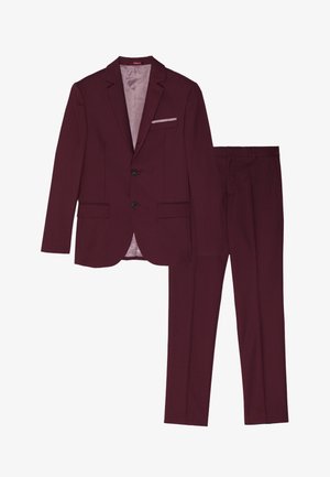 Abito bordeaux composto da un blazer con due bottoni e pantaloni coordinati, caratterizzato da una texture sottile e una fodera di colore chiaro.