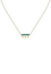 Collana in oro con tre ciondoli a forma di cuore pendenti e perle verdi disposte in un design centrale lungo una delicata catena.