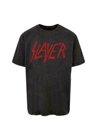 Tricou negru din bumbac cu un logo grafic roșu proeminent, având cuvântul "SLAYER" scris cu litere unghiulare. Guler clasic rotund și mâneci scurte.