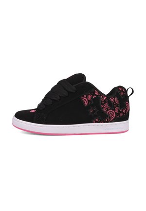 Pantof sport negru cu șireturi groase negre, model paisley roz pe călcâi, stea neagră și detalii logo, talpă albă și margine roz la talpa exterioară.