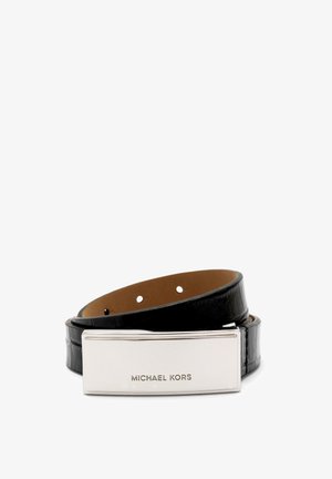 Cintura in pelle nera con una fibbia rettangolare in argento lucido incisa con il marchio "MICHAEL KORS", arrotolata su uno sfondo bianco.