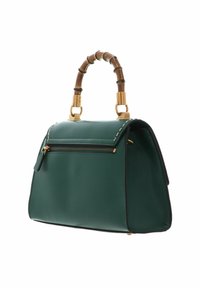 Žalia odinė rankinė su struktūriu pavidalu, bambuko rankena, auksinės detalės, kontrastuojančios siūlės ir priekinis užtrauktukas.