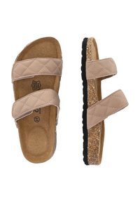 Ljust rosa quiltade sandaler med två justerbara remmar, korkfotbädd och texturerad svart yttersula. Platt design med öppen tå och häl.
