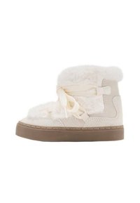 Čizmice u boji kremene imaju mekanu vanjsku površinu od umjetnog krzna, ravni gumeni potplat i dekorativne vezice za čvrsto prianjanje.