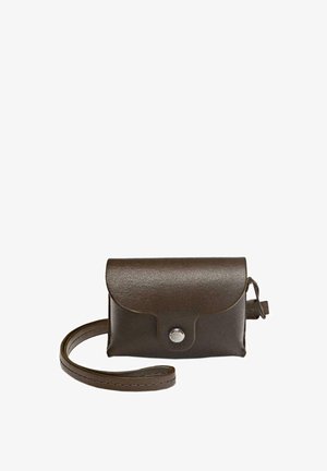 Borsa a tracolla in pelle marrone con chiusura a pattina, bottone a pressione argentato e una tracolla sottile. Texture liscia, forma rettangolare compatta.