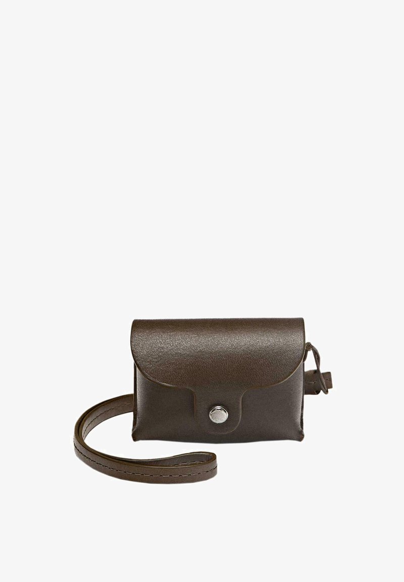 Brązowa skórzana torba na ramię z klapą, srebrnym zapięciem na zatrzask i smukłym paskiem. Gładka faktura, kompaktowy prostokątny kształt.