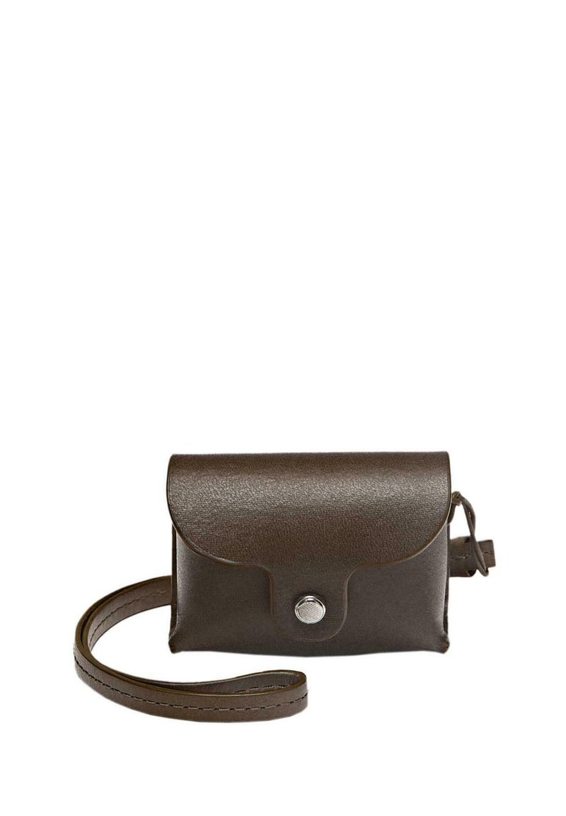 Borsa a tracolla in pelle marrone con chiusura a pattina, bottone a pressione argentato e una tracolla sottile. Texture liscia, forma rettangolare compatta.