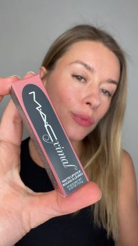 MATTA LÄPPSTIFT i ett rektangulärt rosa och svart paket med en strukturerad silverdetalj och vit logotyptext. Storlek 3,5 g.