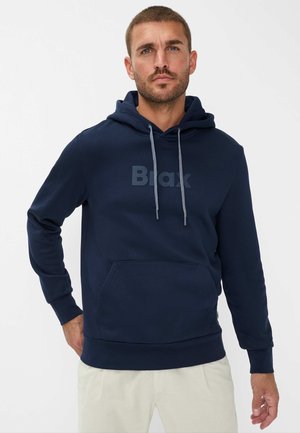 Felpa blu navy realizzata in morbido tessuto, con un grande logo tono su tono, tasca frontale e lacci grigi. Maniche lunghe con polsini a costine.