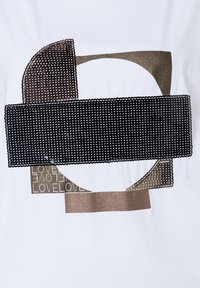 Weißes Hemd mit abstraktem Design in metallisch goldenen, schwarzen und braunen Akzenten. Enthält strukturierte Muster und den bedruckten Text "LIEBE".