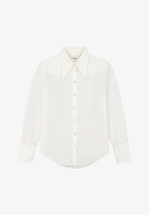 Hvit langermet skjorte med knappelukking, spiss krage og perleaktige knapper, designet av Wrangler, vist mot en ensfarget bakgrunn.