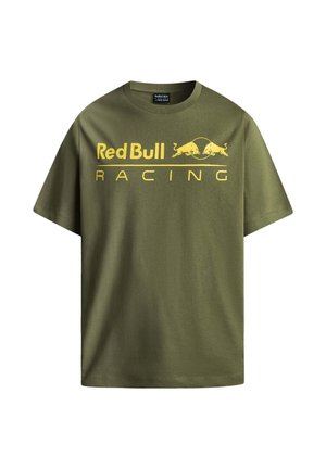Olívovo zelené bavlnené tričko s žltým logom "Red Bull Racing" a dvoma stilizovanými býkmi. Krátke rukávy a okrúhly výstrih.