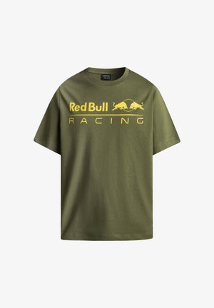 Olive roheline puuvillane T-särk, millel on kollane "Red Bull Racing" logo ja kaks stiliseeritud pulli. Lühikesed varrukad ja ümar kaelus.