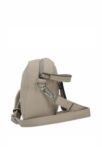 Bolso de piel texturada en color beige con cierre de cremallera, correa ajustable y herrajes en plata. Forma compacta adecuada para el uso diario.