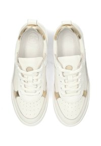 Sneakers in pelle bianca con accenti dorati. Punta arrotondata, dettagli perforati sulla scatola delle dita e un collare imbottito con un pull tab.