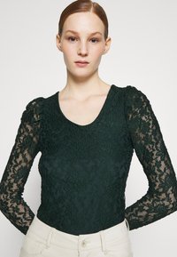 ONLY ONLPOULA - Blusa - scarab