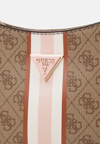 Guess NOELLE TOP ZIP SHOULDER BAG - Håndveske - latte