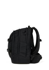Sac à dos noir avec plusieurs compartiments zippés, bretelles rembourrées et tissu texturé. Comprend une poche latérale et des bretelles ajustables.