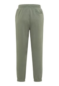 Oliwkowe dresy z elastycznym paskiem w talii i mankietami u dołu. Zawierają jedną tylną kieszeń oraz gładką, miękką strukturę materiału.