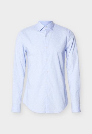 Langærma svetlo modra srajca iz mehke tkanine z nežnim cvetličnim vzorcem, z gumbi spredaj in klasičnim ovratnikom.