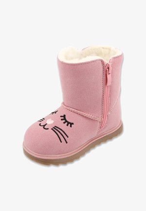 Różowe zamszowe botki za kostkę z pluszowym białym wykończeniem, bocznym zamkiem błyskawicznym oraz haftowanym wzorem kota z wąsami i oczami na palcu. Gumowa podeszwa.