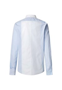 Camicia a maniche lunghe in tessuto azzurro chiaro con strisce verticali e pannelli solidi. Collo e polsini bianchi con accenti di bottoni.