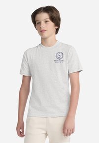 Maglietta in cotone grigia con scollo rotondo e maniche corte. Presenta un logo blu navy sul lato sinistro del petto con la scritta "A&F Abercrombie."