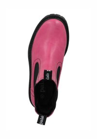 Stivaletto alla caviglia in pelle rosa con pannelli laterali elastici e suola in gomma nera. Presenta un laccio di tiraggio con la scritta "Palado". Texture liscia, forma arrotondata.
