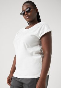 ONLY Carmakoma CARLULA O NECK RHINESTONE - Apdrukāts T-krekls - cloud dancer