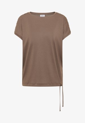 Brązowy top z krótkim rękawem o okrągłym dekolcie, ozdobnymi detalami na ramionach i regulowanym troczkiem po prawej stronie na dole.