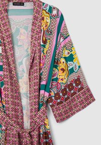Farbenfrohes Kimono mit floralem Muster. Mit pinken, grünen und braunen Farbtönen, einem Taillenband und weiten Ärmeln. Aus leichtem Stoff gefertigt.