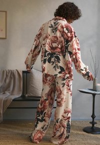 Next REGULAR FIT - LINEN BLEND BUTTON THROUGH  - Nattøj sæt - ecru floral
