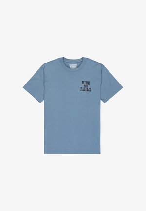 Jasnoniebieska koszulka z krótkim rękawem z czarnym napisem "RIDE THE RAILS" na lewej piersi oraz okrągłym dekoltem.